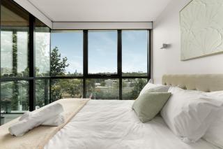 Free parking - 2 bedroom central CBD apartment - 4