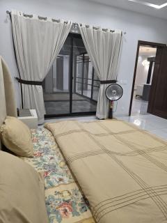 Cozy modern 3 bed house - 6