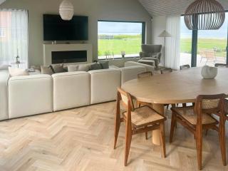 Unique Holiday Home Directly On The Beach - 4