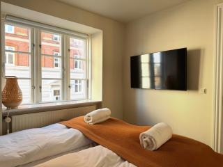 Bright Stay for Two Near Metro & City Sights - 0