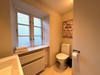 Bright Stay for Two Near Metro & City Sights - 2