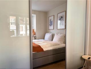 Bright Stay for Two Near Metro & City Sights - 4