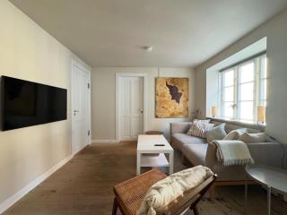 Bright Stay for Two Near Metro & City Sights - 7