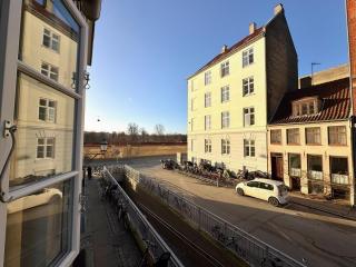 Bright Stay for Two Near Metro & City Sights - 5