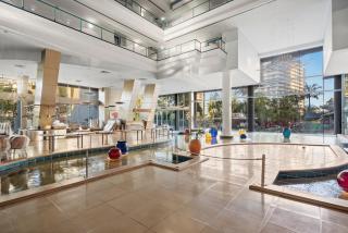 Surfers Paradise Ocean Retreat with Parking - 5
