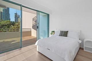 Surfers Paradise Ocean Retreat with Parking - 2