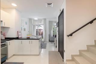 StayShort - Modern 3 BR villa in Damac Hills 2 with Garden that sleeps 6 - 8