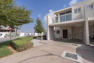 StayShort - Modern 3 BR villa in Damac Hills 2 with Garden that sleeps 6 - 9