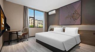 IU Hotel Xianning Railway Station - 2