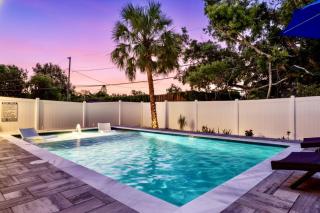 Quaint Cottage in a South Sarasota Neighborhood - 8