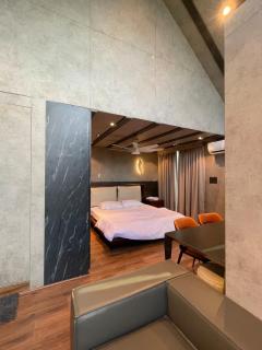 Bankroft 7 - Peaceful Retreat with Jacuzzi in Hyderabad by Homeyhuts - 5