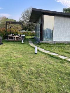 Medlin 8 - Serene Getaway with Outdoor Jacuzzi in Hyderabad by Homeyhuts - 7