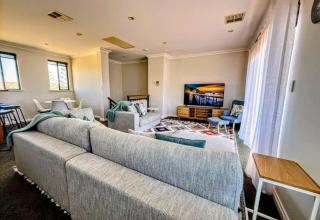 7 Steps to Beach Seaside Serenity 4BR with 2 Car Bays - 6