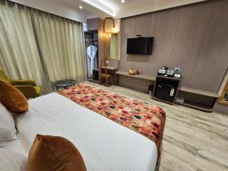 Travellers Hotel - 8