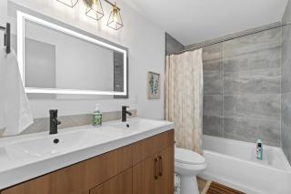 Family-Friendly 4BR Home with AC and Yard Near Airport - 4