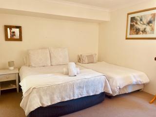 Cosy getaway town corner - 9