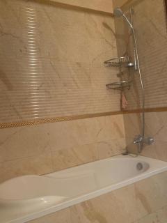 Big apartment in Al Rehab, ac, king bed, wi-fi, free parking - 1