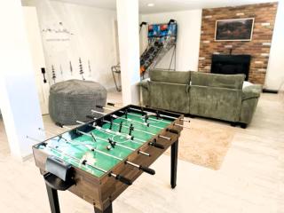 Pocono Mountain Escape - Steps to Lake- Hot Tub - Games- 9 Mins to Ski Slopes! - 5
