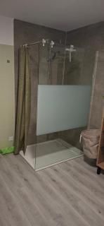 Modernes Appartement 5 km von Erfurt, mit Kaffeevollautomat, TV, WLAN, Boxspringbett, Schlafsofa und Einkaufsmöglichkeiten, sehr gute Anbindung zur A71 und A4, kostenloser öff Parkplatz für PKW und Transporter - 9