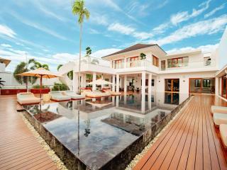 Luxurious 5Bedroom White Estate Villa Private Lake - 0