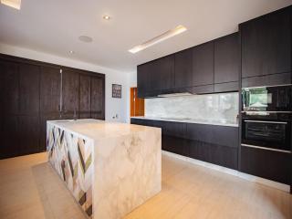 Luxurious 5Bedroom White Estate Villa Private Lake - 3