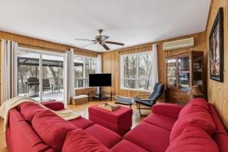 Spa & Lake Access - Cozy Lakeside Getaway - 8