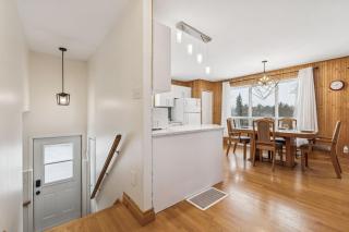 Spa & Lake Access - Cozy Lakeside Getaway - 2