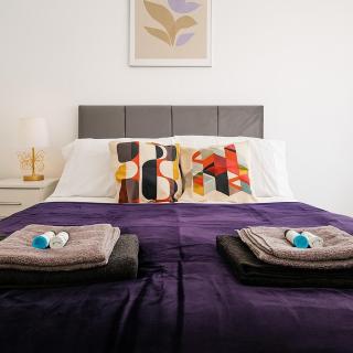 Wakefield House- Sleeps 24, Private Parking for 8 - 8