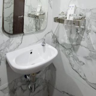 Front One Hotel Mesir Surabaya - 8