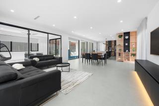 Masterpiece luxury house in heart of Craigieburn - 8