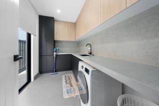 Masterpiece luxury house in heart of Craigieburn - 1