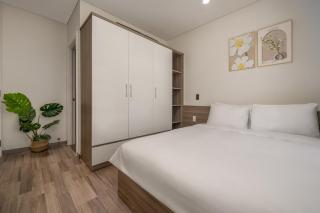 Luxury Riverside Monarchy Apartment - 4