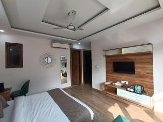 The Sandalwood Hotel I Sec-38 I Near Medanta Medicity Gurgaon - 5