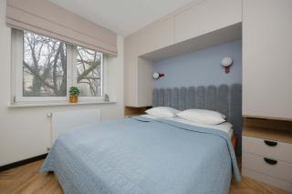 Blue and Orange Apartment with Desk in the Warsaw Center by Noclegi Renters - 9