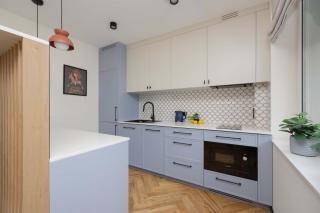 Blue and Orange Apartment with Desk in the Warsaw Center by Noclegi Renters - 8