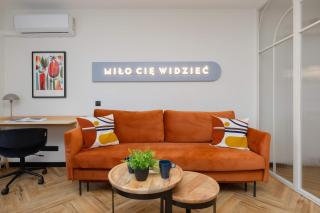 Blue and Orange Apartment with Desk in the Warsaw Center by Noclegi Renters - 1