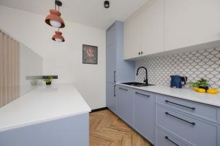 Blue and Orange Apartment with Desk in the Warsaw Center by Noclegi Renters - 4