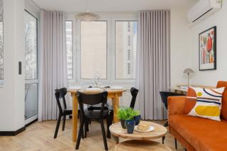 Blue and Orange Apartment with Desk in the Warsaw Center by Noclegi Renters - Warschau - 3