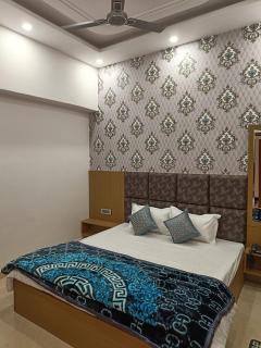 HOTEL UNIQUE KOMFORT - 3 mins walk from golden temple - 6