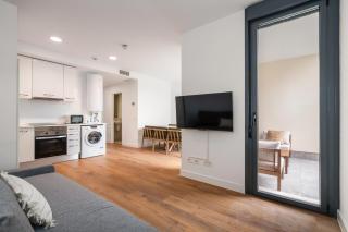 Smart Business Stay 2BR Apt & Parking - 9