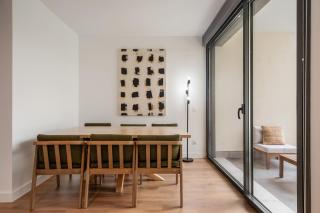 Smart Business Stay 2BR Apt & Parking - 8