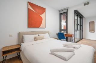 Smart Business Stay 2BR Apt & Parking - 6