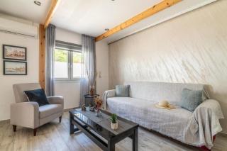 The Holiday House 4 - 8