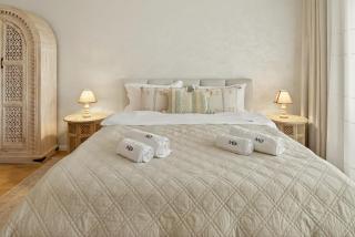 MoHost Elioré - a story written in light - 2