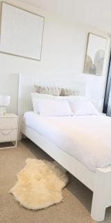 Luxury Private Room in Stylish Shared Apartment - 5