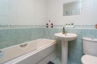 3BR House Sleeps 6 with Parking Near Ormeau Park - 7