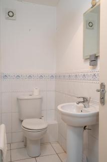 3BR House Sleeps 6 with Parking Near Ormeau Park - 5