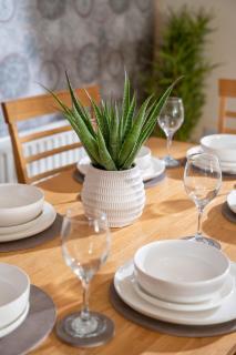 3BR House Sleeps 6 with Parking Near Ormeau Park - 4