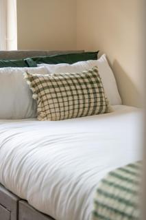 3BR House Sleeps 6 with Parking Near Ormeau Park - 1