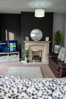 3BR House Sleeps 6 with Parking Near Ormeau Park - 0